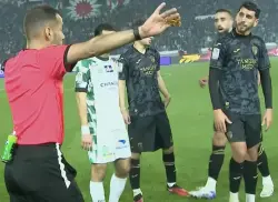 توقيفات "بالجملة" تطال طاقم تحكيم مباراة الرجاء واتحاد طنجة